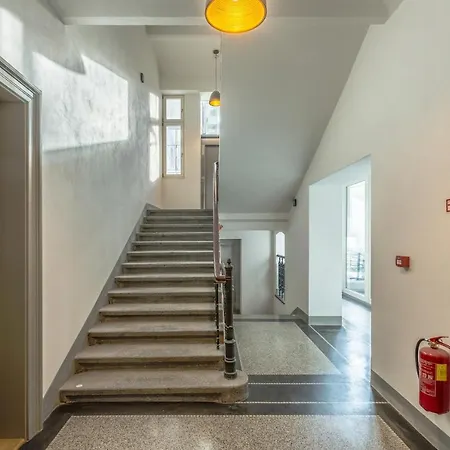 Royal White Garden Apartment *